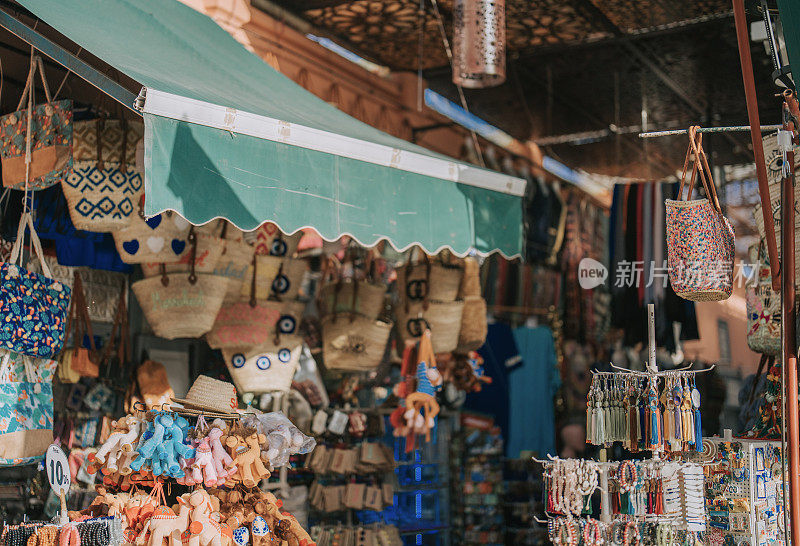 纪念品礼品店在Djemaa El Fna广场，马拉喀什，摩洛哥